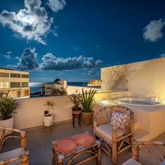 Seaside Penthouse! Rooftop Jacuzzi & Ocean Views!