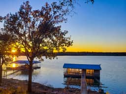 Spacious Oasis! On the lake, amazing sunsets!