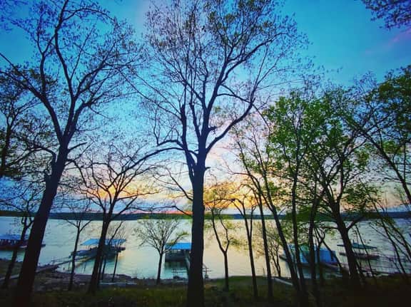 Lake views! Steps to the water! Sweetheart getaway
