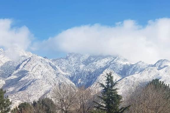 Outdoor Enthusiasts enjoy Mountains & Cozy retreat