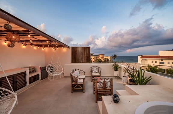Seaside Penthouse! Rooftop Jacuzzi & Ocean Views!