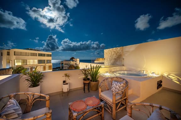 Seaside Penthouse! Rooftop Jacuzzi & Ocean Views!